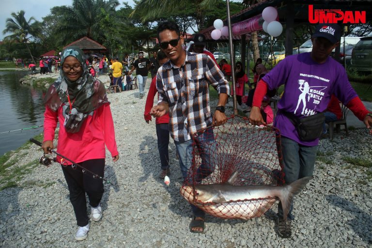 Budak Sekolah Rendah Daratkan Patin Mekong 20kg