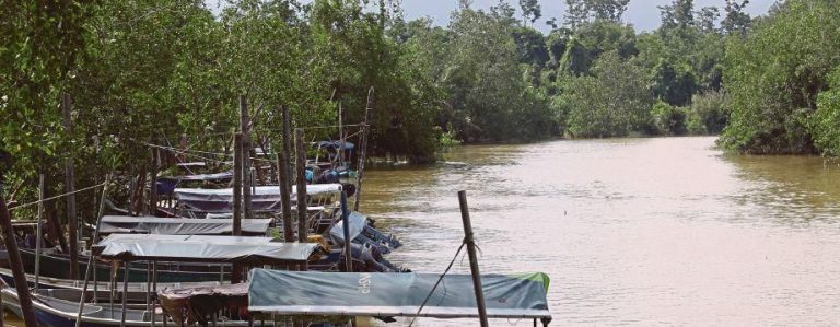 Penampakan Bayangan Penunggu Sungai!!