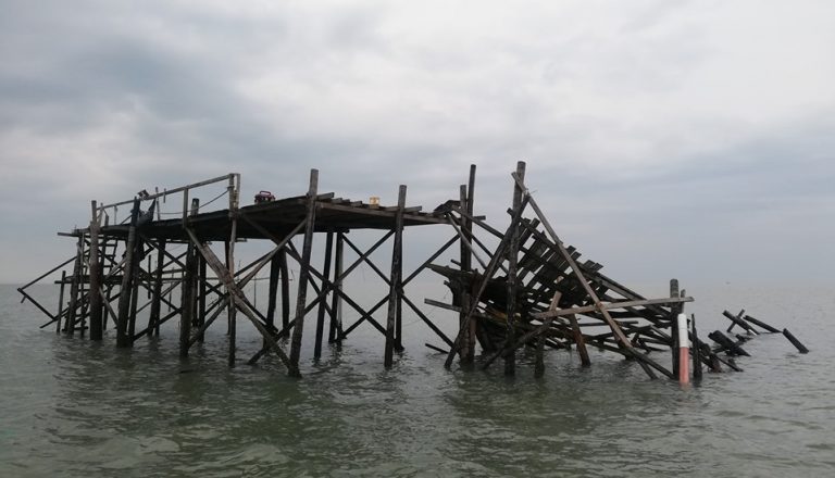 Kelong Memancing Tumbang Dipikul Ribut Lekima